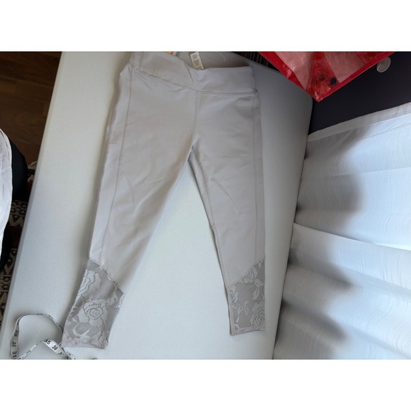 Fabletics High Waisted Lace Trim Capri Leggings Moisture Wicking Size M - Picture 1 of 5